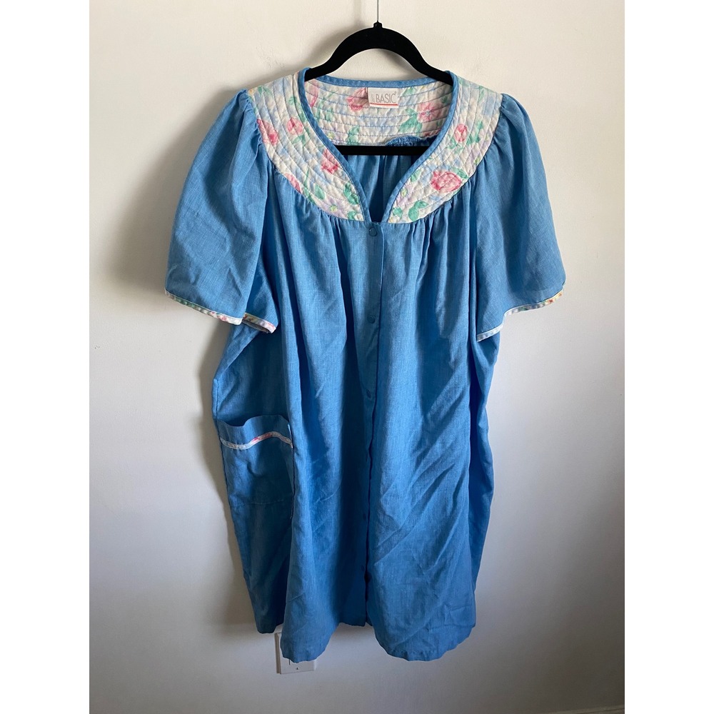 Simply Basic Blue Snap Front House Dress Floral Quilted Yoke Short Sleeve Pocket